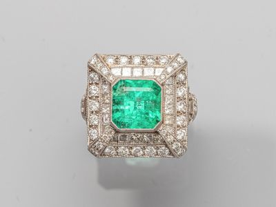 une bague en émeraude et diamant