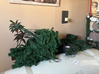 un sapin de Noël posé sur une planche de surf