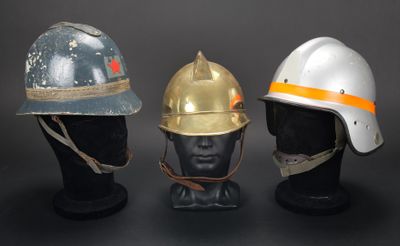 trois casques exposés sur une table noire