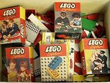 une boîte remplie de Lego posée par terre