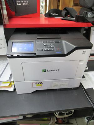 une imprimante posée sur un bureau