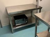 un micro-ondes et une table dans une petite pièce