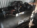 un compresseur d'air noir posé dans un garage