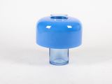 une image représentant un vase en verre bleu sur fond blanc
