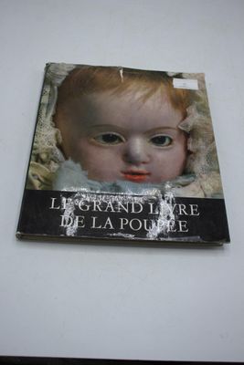 un livre sur lequel figure la photo d'un bébé
