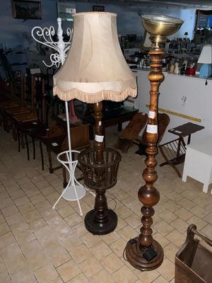 une lampe posée sur une table dans une pièce