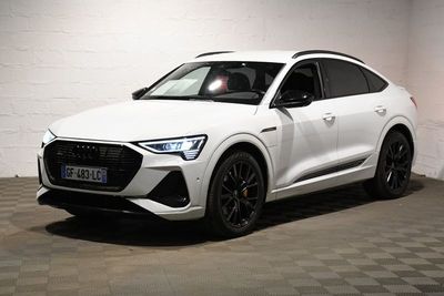 Le SUV Audi e-TRC est garé dans un garage