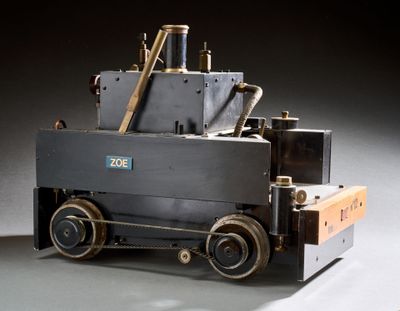une petite maquette de train exposée sur une table