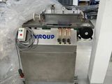 une photo d'une machine qui se trouve dans un entrepôt