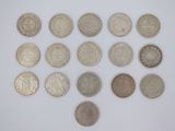 un assortiment de pièces d'argent sur un fond blanc