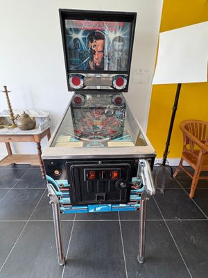 a pinball machine sitting on a table in a room