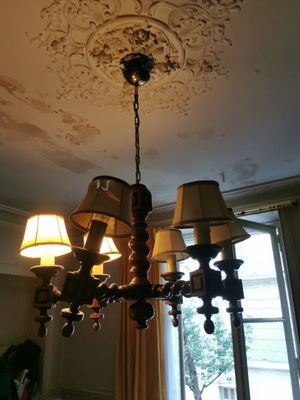 un lustre au milieu d'une pièce dotée d'une fenêtre