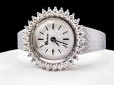 une image d'un gros plan d'une montre-bracelet sur une surface blanche