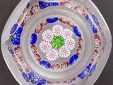 un bol en verre contenant une fleur, posé sur une table
