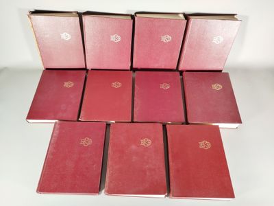 six livres rouges empilés les uns sur les autres sur une table