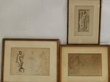 trois dessins encadrés représentant un homme et une femme, accrochés au mur