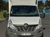 une camionnette blanche garée dans un parking