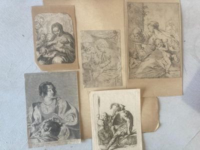 six vieux dessins représentant des personnes et des animaux, posés sur une table