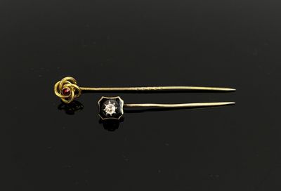 une paire de boucles d'oreilles en or et diamants