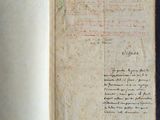 un livre ouvert avec une écriture dessus, posé sur une table