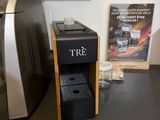 une cafetière posée sur le comptoir d'un café