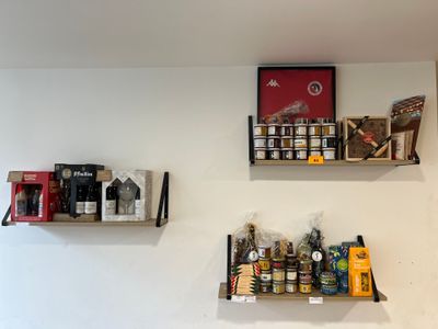 deux étagères fixées au mur sur lesquelles sont disposés divers objets