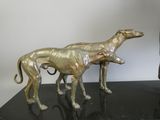 statue représentant un chien et un chat posée sur une table noire