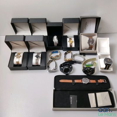 beaucoup de montres et d'autres objets posés sur la table