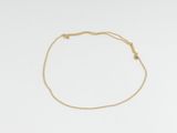 un bracelet en chaîne d'or orné d'un petit cœur