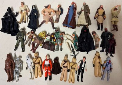 beaucoup de figurines de la guerre des étoiles sur la table