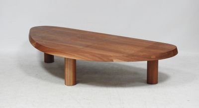 une photo d'une table basse en bois sur fond blanc