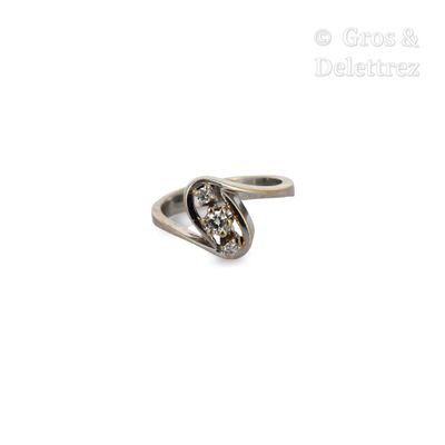 une image représentant une bague en argent ornée d'un diamant au centre