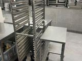 de nombreux plateaux de nourriture posés sur un chariot dans la cuisine