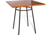 une table carrée avec un plateau en bois et des pieds en métal