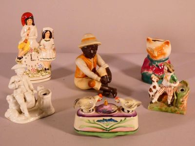 Six objets domestiques en céramique polychrome: Chat tirelir… - Photo 1