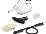 un gros plan d'un aspirateur et d'un kit de nettoyage sur fond blanc