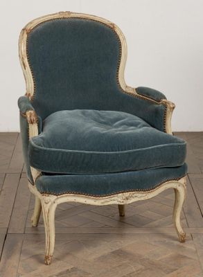 une photo d'une chaise bleue et blanche posée sur un parquet