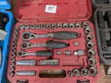 les nombreux outils qui se trouvent dans la mallette posée sur la table