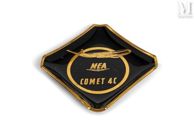 une assiette noire et dorée sur laquelle figure un logo