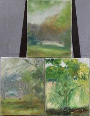 un tableau représentant quatre tableaux représentant des arbres et de l'herbe posés sur un chevalet
