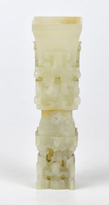 une photo d'un grand vase recouvert de nombreuses pierres
