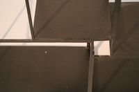 *Etagère murale déstructurée, en métal laqué noir à tablette… (photo 3)