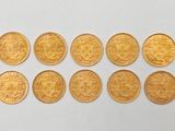 gros plan d'un paquet de pièces d'or sur une surface blanche