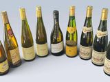 de nombreuses bouteilles de vin alignées les unes à côté des autres