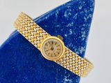une image représentant une montre-bracelet pour femme posée sur un vase bleu