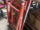 une chaise rouge posée à côté d'une pile de cartons