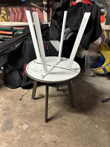 Cinq petites tables basses modernes en métal