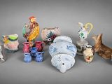 de nombreux types de vases différents, ainsi que des vases posés sur la table