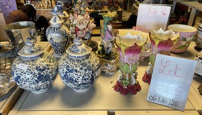les nombreux vases qui se trouvent sur la table dans le magasin