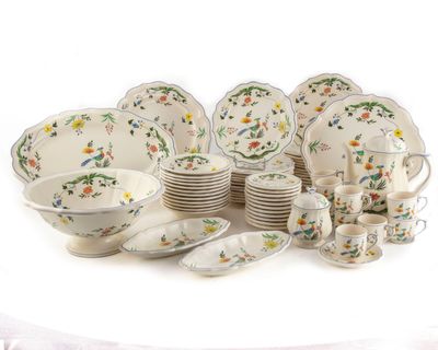 de nombreux types de plats et de tasses sur la table